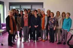 Foto: Die Referentin Elena de Graat (work & life, Bonn) mit den Ratsfrauen.