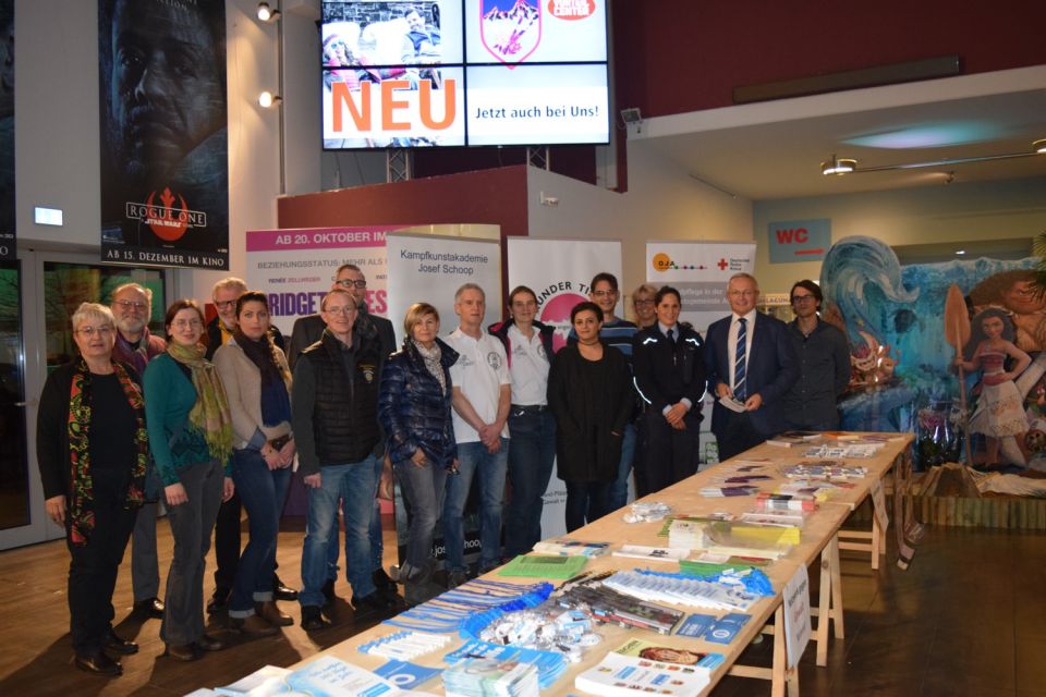 Foto: Vertreterinnen und Vertreter der Mitgliedsorganisationen des Netzwerkes gegen Gewalt im cine 5 in Asbach