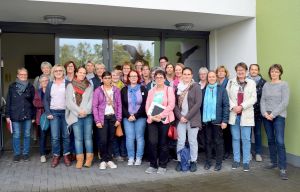 Foto: Die Referentin Monika Gräf mit den Seminarteilnehmerinnen vor dem Außerschulischen Lernort in Linkenbach.