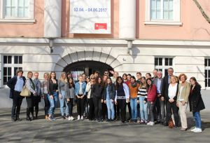 Foto: Landrat Rainer Kaul mit den Gästen des Erasmus+-Projektes  vor dem Roentgen-Museum.