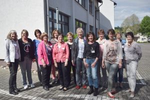 Foto: Die Seminarteilnehmerinnen mit der Referentin Annerose Sprenger vor der Verbandsgemeindeverwaltung Puderbach.