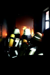 Foto: Feuerwehren im Kreis Neuwied trainieren im Brandcontainer