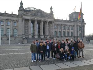 Foto: Auf Einladung des Bundestagsabgeordneten Erwin Rüddel fuhren die Kreisjugendpflegen Neuwied und Altenkirchen mit Jugendlichen aus beiden Landkreisen in die Hauptstadt Berlin.