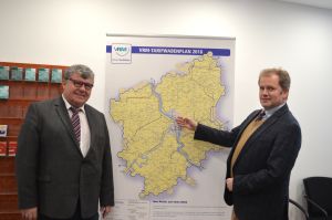 Foto: Das Foto zeigt links den 1. Kreisbeigeordneten Michael Mahlert und den Geschäftsführer der Verkehrsverbundes Rhein-Mosel in der Geschäftsstelle in Koblenz, Stephan Pauly.