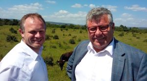Foto v.l.: Oberbürgermeister Jan Einig und 1. Kreisabgeordneter und Umweltdezernent Michael Mahlert trafen sich zum Informationsaustausch im Engerser Feld.