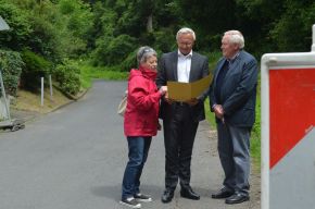 Foto: Landrat Achim Hallerbach (Mitte) traf sich mit Ortsbürgermeisterin Cilly Adenauer und dem Ortsbeigeordneten Heinrich Holkenbrink vor Ort.
