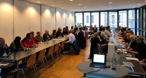 Foto: Die Teilnehmer und Teilnehmerinnen der diesjährigen Regionalen Pflegekonferenz im Café Auszeit in Neuwied. 