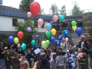 Foto: Die Ortsgemeinde Dürrholz feierte mit zahlreichen Gästen das Richtfest zur umfangreichen Erweiterung der Kommunalen Kita im Ortsteil Daufenbach. Zu diesem freudigen Anlass sangen die Kita-Kinder ein Ständchen und ließen mit voller Begeisterung bunte Luftballons in den Himmel steigen.