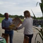 Landrat Achim Hallerbach überreicht der Bundesministerin Julia Klöckner einen Insektenhotel.
