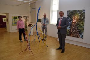 Foto: (von links) Vorstandsmitglied Sigrid Langert, Museumsdirektor Bernd Willscheid und Landrat Achim Hallerbach in der Ausstellung „Der Baum“.
