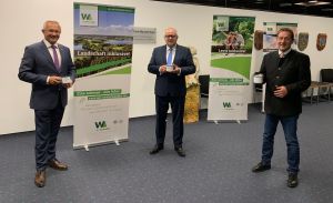 Foto: (v.l.n.r.) Die Westerwälder Landräte Achim Hallerbach (Neuwied), Dr. Peter Enders (Altenkirchen) und Achim Schwickert (Westerwaldkreis) präsentieren den neuen Westerwald Pott.