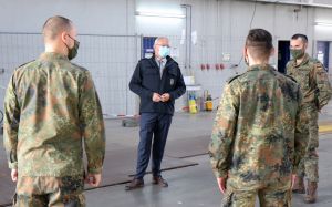 Foto: Landrat Achim Hallerbach dankt den Soldatinnen und Soldaten für den Einsatz in Neuwied.