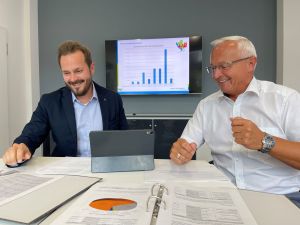 Foto (v.l.): Kämmerer Florian Hoffstadt und Landrat Achim Hallerbach präsentieren den Jahresabschluss 2020. 