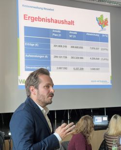 Foto: Kämmerer Florian Hoffstadt präsentierte dem Kreisausschuss erfreuliche Zahlen für das laufende Haushaltsjahr. 