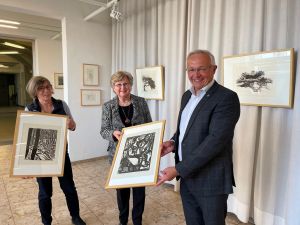 Foto: Malerin Frieda Zander (Mitte) hat etliche Bilder ihrer Sammlung dem Neuwieder Roentgen-Museum geschenkt. Rosina Kusche-Knirsch (links) hat sie zur Freude von Landrat Achim Hallerbach im Kreishaus aufgehängt. 