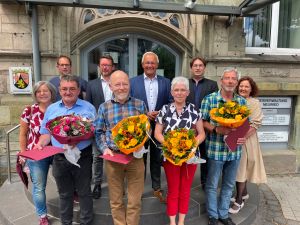 Foto: Wilfried Müller (von links mit Blumen), Klaus Dills, Petra Wagner und Thomas Strohmenger sind von Landrat Achim Hallerbach in den Ruhestand verabschiedet worden. 