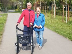 Foto: Gemeindeschwesterplus Birgit Boos bietet Senioren an, sie für Bewegungsübungen auch zu Hause aufzusuchen oder einfach mit ihnen spazieren zu gehen. 