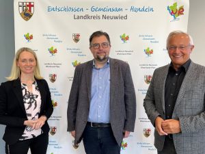 Foto: Büroleiterin Diana Wonka und Landrat Achim Hallerbach begrüßten Michael Runkel (Mitte) als den neuen „Vize“ des Neuwieder Jobcenters. 