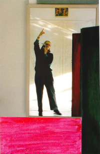 Foto: Barbara Noculak, Selbst im Spiegel mit Tänzerinnen, 2004 2005.