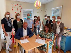 Foto: Landrat Achim Hallerbach und Einrichtungsleiterin Anette Scholl unterzeichneten in der „Kita Elisa“ die Kooperationsvereinbarung. 