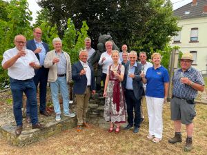 Foto: Nach der erfolgreichen „Inspektion“ der Weingüter stießen die Beteiligten mit einem guten Leutesdorfer Tropfen am Traubenträgerdenkmal gemeinsam an. 