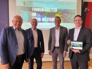 Foto: Freuen sich über den Start der neuen „Firmenfacetten“-Kampagne (von links) Landrat Achim Hallerbach, die beiden Geschäftsführer Frank Busch (Sensoplast) und Peter Althaus (JK-Group) sowie WFG-Chef Harald Schmillen. 