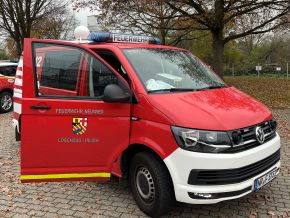 Feuerwehrfahrzeuge – wie hier aus Neuwied-Irlich - fahren am 8. Dezember mit mobilen Warnmeldern durch ausgewählt Bezirke im Kreis Neuwied und testen die Alarmierung der Bevölkerung. 