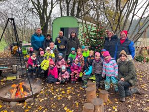 Foto: Die Kinder der Kita Anhausen – sowohl in der Lessingstraße als auch in der Waldgruppe – haben in diesem Jahr den Schmuck für den Weihnachtsbaum im Kreishaus gebastelt. 
