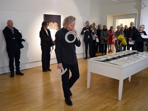 Stefanie Schmeink, ebenfalls Mitkuratorin der Landeskunstschau FLUX4ART, führte die Gäste durch die beiden Ausstellungsteile und gab Hintergrundinformationen zu Werk und Autor*innen.  Foto: Franz-Josef Dehenn