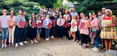 18 Frauen und 19 Männer aus 20 Nationen wurden von Landrat Achim Hallerbach bei einer kleinen Feierstunde im Roentgen-Museum Neuwied eingebürgert 
