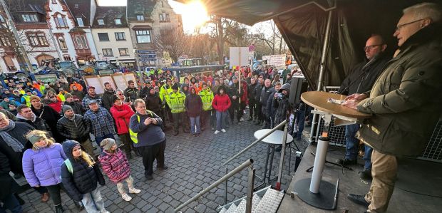 Foto: „Wir wehren uns gemeinsam“: Landrat Achim Hallerbach versicherte den zahlreichen Demonstranten aus Landwirtschaft und Weinanbau die Solidarität des Landkreises Neuwied. 