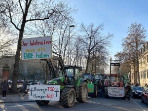 Foto: Ein beeindruckender Konvoi aus über 200 Traktoren hatte sich zur Demonstration gegen die Agrarpolitik der Bundesregierung zum Moltkeplatz in Neuwied in Bewegung gesetzt.  Fotos: Thomas Herschbach