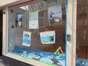 Foto: Die Fairtrade-Gruppe aus Stadt und Kreis informiert in einem dekorierten Schaufenster in der Neuwieder Innenstadt über fair gehandelte Kleidung.