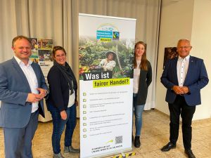 Foto: Im Neuwieder Kreishaus informiert eine Ausstellung zu den Arbeitsschwerpunkten von Fairtrade. Oberbürgermeister Jan Einig (von links), Gabi Schäfer, Alena Linke und Landrat Achim Hallerbach weihten sie ein.  