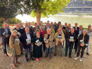 Foto: Die Autoren und das Redaktionsteam des Heimatjahrbuchs bei der Vorstellung der 2022er-Auflage in Leutesdorf.