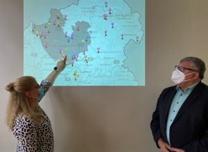 Foto: 1. Kreisbeigeordneter Michael Mahlert und Bildungsmanagerin Laura Schaaf bei der Besprechung der interaktiven MINT-Landkarte.