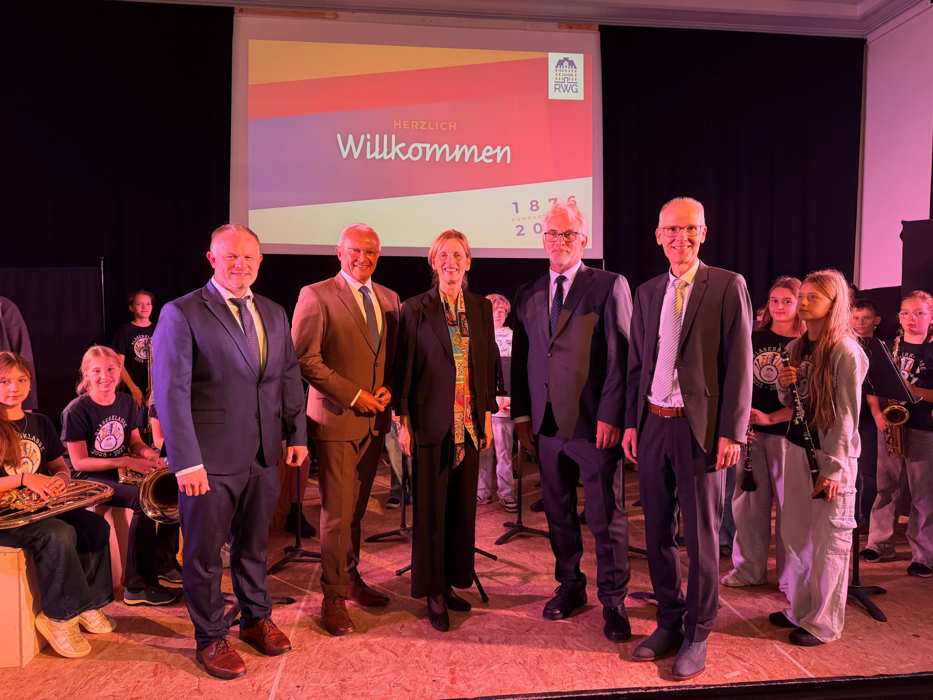 Unter den Ehrengästen konnte Schulleiter Helmut Zender Bundesbildungsministerin und Schirmherrin Karin Prien, Landrat Achim Hallerbach, Christian Etzkorn von der ADD und den Neuwieder Oberbürgermeister Jan Einig begrüßen. Foto: Thomas Herschbach Unter den Ehrengästen konnte Schulleiter Helmut Zender Bundesbildungsministerin und Schirmherrin Karin Prien, Landrat Achim Hallerbach, Christian Etzkorn von der ADD und den Neuwieder Oberbürgermeister Jan Einig begrüßen. Foto: Thomas Herschbach