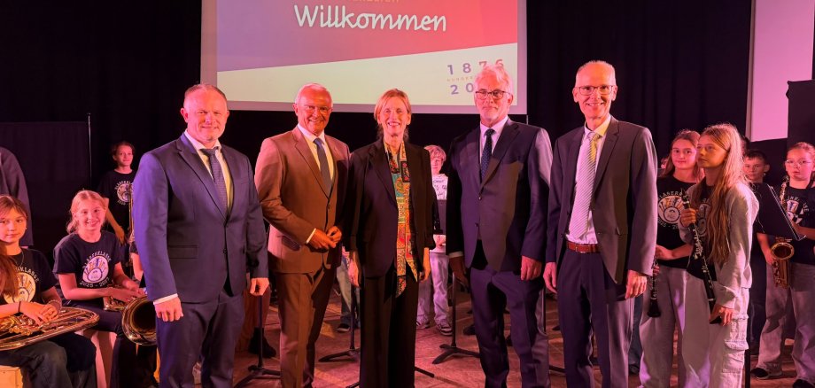 Unter den Ehrengästen konnte Schulleiter Helmut Zender Bundesbildungsministerin und Schirmherrin Karin Prien, Landrat Achim Hallerbach, Christian Etzkorn von der ADD und den Neuwieder Oberbürgermeister Jan Einig begrüßen. Foto: Thomas Herschbach Unter den Ehrengästen konnte Schulleiter Helmut Zender Bundesbildungsministerin und Schirmherrin Karin Prien, Landrat Achim Hallerbach, Christian Etzkorn von der ADD und den Neuwieder Oberbürgermeister Jan Einig begrüßen. Foto: Thomas Herschbach