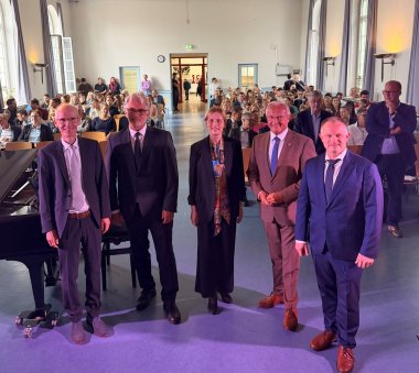 Unter den Ehrengästen konnte Schulleiter Helmut Zender Bundesbildungsministerin und Schirmherrin Karin Prien, Landrat Achim Hallerbach, Christian Etzkorn von der ADD und den Neuwieder Oberbürgermeister Jan Einig begrüßen. Foto: Thomas Herschbach Unter den Ehrengästen konnte Schulleiter Helmut Zender Bundesbildungsministerin und Schirmherrin Karin Prien, Landrat Achim Hallerbach, Christian Etzkorn von der ADD und den Neuwieder Oberbürgermeister Jan Einig begrüßen. Foto: Thomas Herschbach