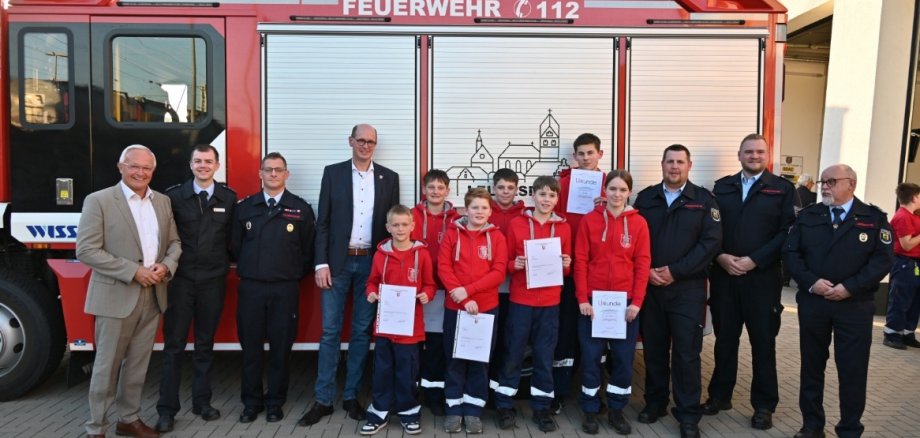 Die Neuaufnahmen und Ehrungen bei der Jugendfeuerwehr. (Foto: Lemgen – FW VG Bad Hönningen)