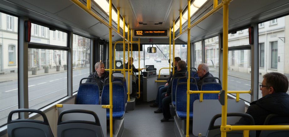 Innenaufnahme eines Busses mit Fahrgästen