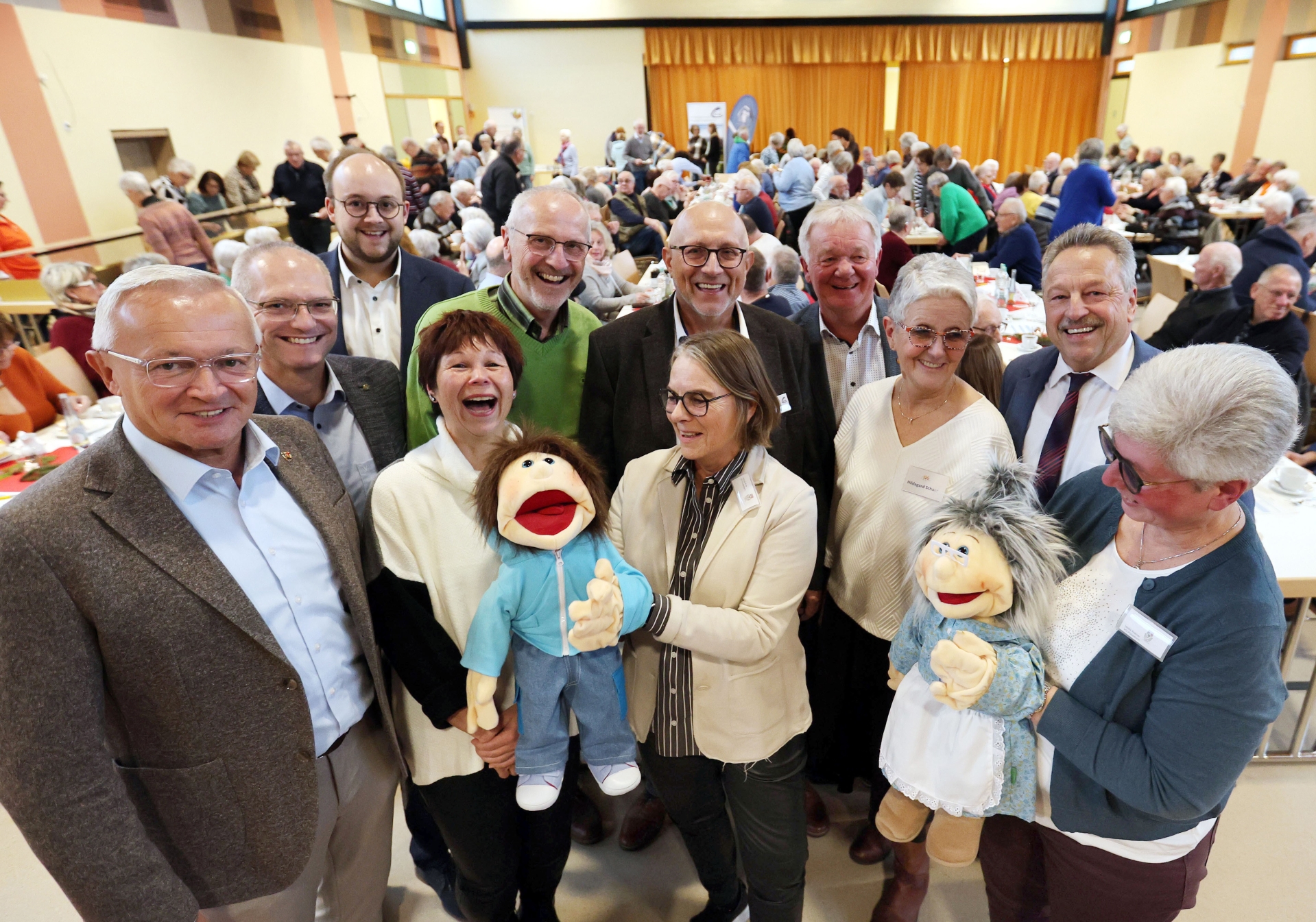 Ein deutliches Ausrufezeichen gegen Traurigkeit, Tristesse und das Gefühl des Verlorenseins konnte neulich in der Kurtscheider Wiedhöhenhalle mit dem Forum „Einsamkeit im Alter – muss das sein? Sicherheit im Alter – das muss sein“ gesetzt werden. Auch über ein Puppenspiel wurde die Thematik anschaulich vermittelt. Foto: Thomas Herschbach