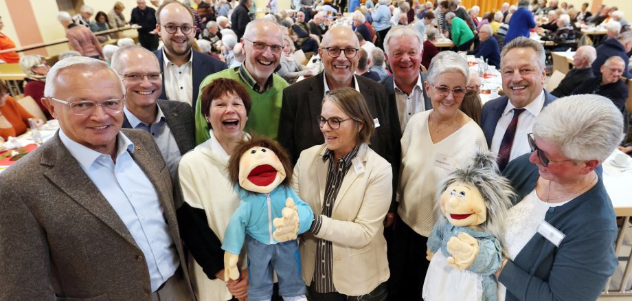 Ein deutliches Ausrufezeichen gegen Traurigkeit, Tristesse und das Gefühl des Verlorenseins konnte neulich in der Kurtscheider Wiedhöhenhalle mit dem Forum „Einsamkeit im Alter – muss das sein? Sicherheit im Alter – das muss sein“ gesetzt werden. Auch über ein Puppenspiel wurde die Thematik anschaulich vermittelt. Foto: Thomas Herschbach