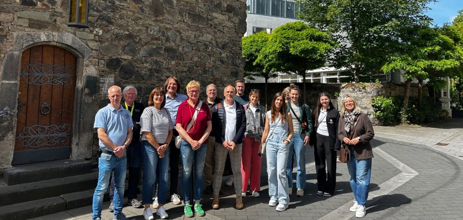 Waren beim Touristiker-Treff in Remagen dabei: (von links) Michael Führer, Volker Thehos, Irmgard Schröer, Marc Boers, Simone Osteroth, Jörg Hohenadl, Oliver Bremm, Florian Fark, Meike Schnatz, Vanessa Selent, Simone Osteroth, Kathrin Hoffmann, Nadja Siemens, Anja Arenz. Foto: Verena Weyl Waren beim Touristiker-Treff in Remagen dabei: (von links) Michael Führer, Volker Thehos, Irmgard Schröer, Marc Boers, Simone Osteroth, Jörg Hohenadl, Oliver Bremm, Florian Fark, Meike Schnatz, Vanessa Selent, Simone Osteroth, Kathrin Hoffmann, Nadja Siemens, Anja Arenz. Foto: Verena Weyl
