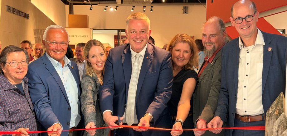 Ein kurzer Schnitt durch den Ministerpräsidenten, ein großer Schritt für die RömerWelt, den Landkreis und die Region. Mit Ministerpräsident Gordon Schnieder, Landrat Achim Hallerbach, MdB Ellen Demuth, Verbandsbürgermeister Jan Ermtraud, Geschäftsführer Frank Wieseberg und Architektin Silke Pesau freuten sich alle Gäste der Einweihungsfeierlichkeiten, dass der Erweiterungsbau der RömerWelt und das Limes-Informationszentrum jetzt fertiggestellt sind. Foto: Thomas Herschbach Ein kurzer Schnitt durch den Ministerpräsidenten, ein großer Schritt für die RömerWelt, den Landkreis und die Region. Mit Ministerpräsident Gordon Schnieder, Landrat Achim Hallerbach, MdB Ellen Demuth, Verbandsbürgermeister Jan Ermtraud, Geschäftsführer Frank Wieseberg und Architektin Silke Pesau freuten sich alle Gäste der Einweihungsfeierlichkeiten, dass der Erweiterungsbau der RömerWelt und das Limes-Informationszentrum jetzt fertiggestellt sind. Foto: Thomas Herschbach