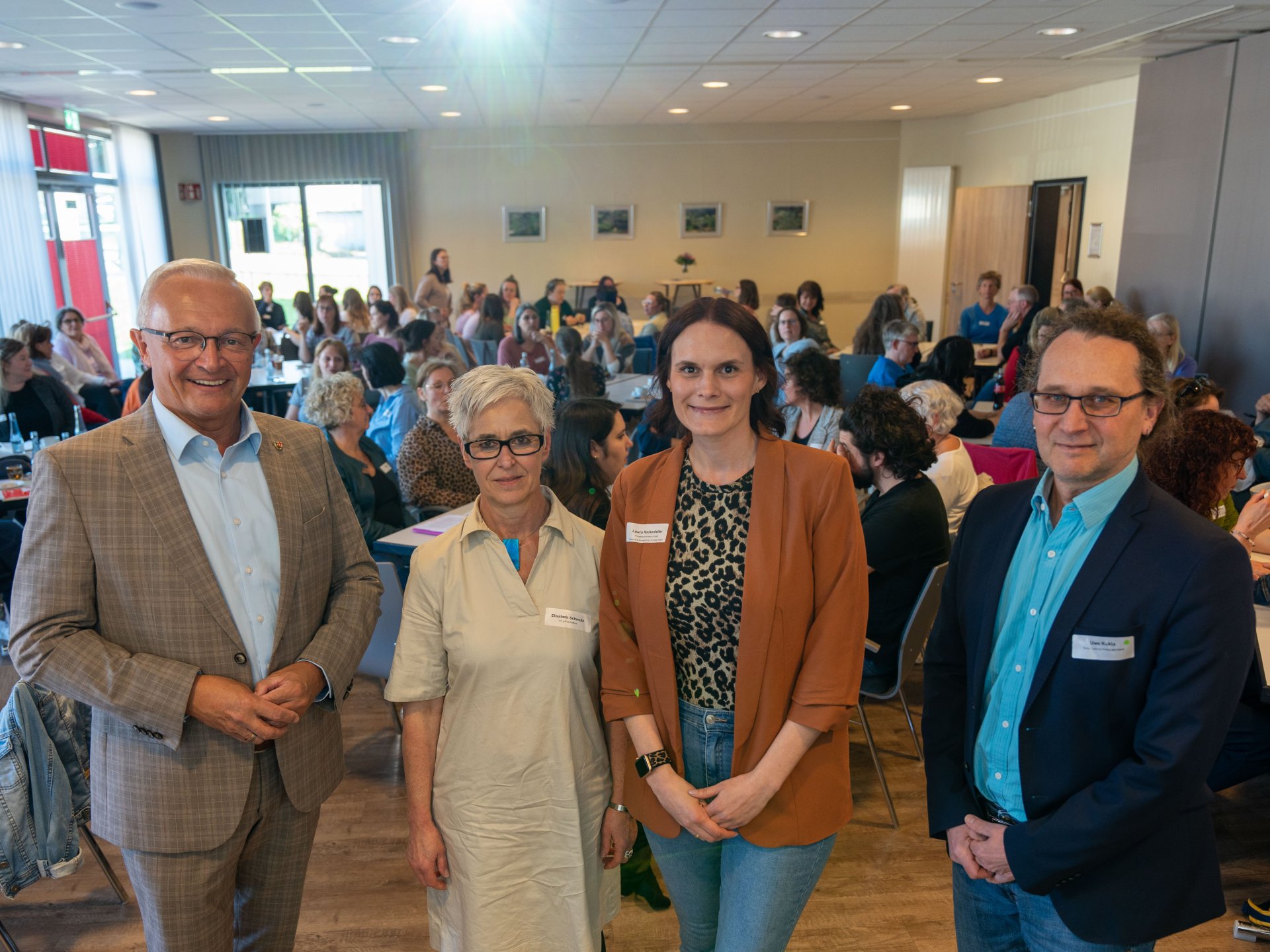 Über 90 Fachkräfte waren beim 3. KipsE-Treffen im vergangenen Jahr in Neustadt/Wied zum Austausch zusammengekommen. Von links nach rechts: Landrat Achim Hallerbach, Elisabeth Schmutz (ism gGmbH Mainz), Projektkoordinatorin KipsE Laura Rockenfeller sowie der zu diesem Zeitpunkt noch stellvertretende Leiter des Kreisjugendamtes, Uwe Kukla.