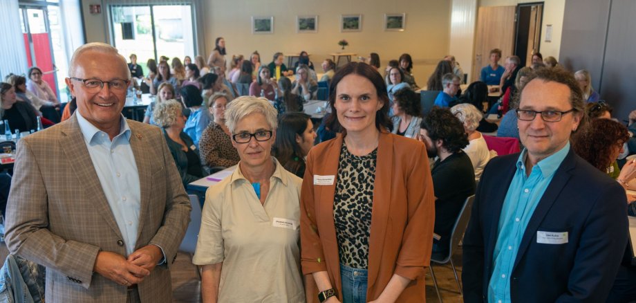 Über 90 Fachkräfte waren beim 3. KipsE-Treffen im vergangenen Jahr in Neustadt/Wied zum Austausch zusammengekommen. Von links nach rechts: Landrat Achim Hallerbach, Elisabeth Schmutz (ism gGmbH Mainz), Projektkoordinatorin KipsE Laura Rockenfeller sowie der zu diesem Zeitpunkt noch stellvertretende Leiter des Kreisjugendamtes, Uwe Kukla.
