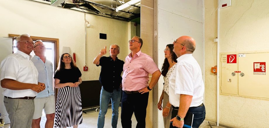 Gemeinsam mit den Verantwortlichen des Werner-Heisenberg-Gymnasiums Frank Michael Strauß (derzeitiger Rektor), Dr. Sylvia Weiler (Konrektorin, ab kommendem Schuljahr Rektorin) machten sich Landrat Achim Hallerbach und der 1. Kreisbeigeordnete Phillip Rasbach sowie der stellvertretende Abteilungsleiter „Schulen“, Dirk Arenz, Christina Junk und Christoph Horbert vom Kreis-Immobilienmanagement ein Bild von den Bauarbeiten. Foto: Thomas Herschbach