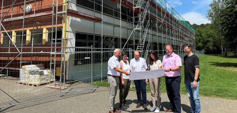 Gemeinsam mit Schulleiterin Christine Schleif machten sich Landrat Achim Hallerbach, der 1. Kreisbeigeordnete Phillip Rasbach sowie Christina Junk und Marco Müller vom Immobilienmanagement ein Bild von den Arbeiten an der Carmen Sylva Realschule plus in Neuwied-Niederbieber. Foto: Thomas Herschbach Gemeinsam mit Schulleiterin Christine Schleif machten sich Landrat Achim Hallerbach, der 1. Kreisbeigeordnete Phillip Rasbach sowie Christina Junk und Marco Müller vom Immobilienmanagement ein Bild von den Arbeiten an der Carmen Sylva Realschule plus in Neuwied-Niederbieber. Foto: Thomas Herschbach