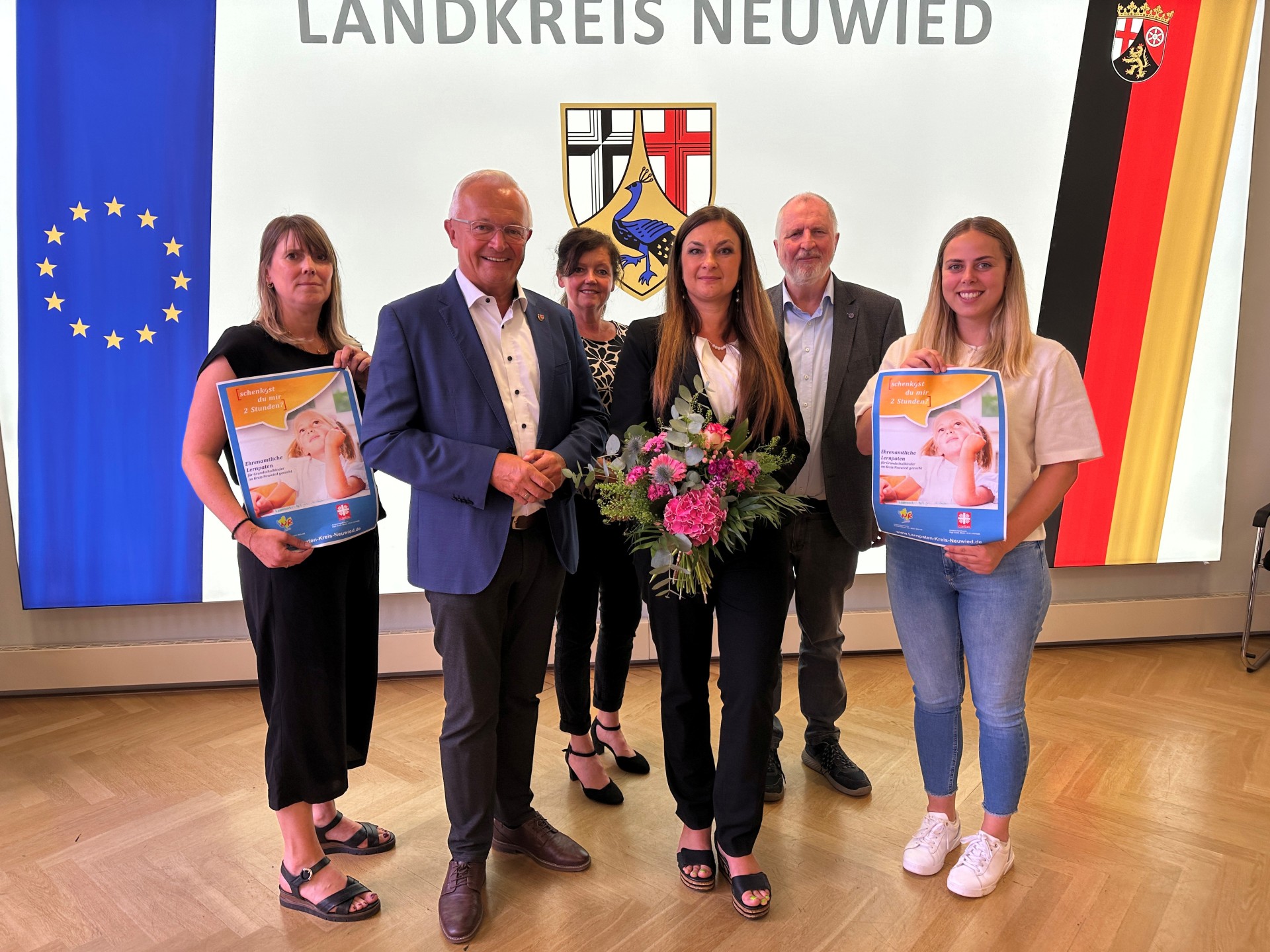 Dank und Anerkennung für langjährige Mitwirkung gab es im Rahmen des Abschlussgespräches „Lernpatenprojekt“ mit der Caritas Neuwied mit Olga Scott und Vorstand Konrad Schwan (3. u. 2. von rechts) von Landrat Achim Hallerbach ebenso wie von der Referatsleiterin der Kreisjugendpflege, Antje Escher (Mitte hinten) und den künftigen Lernpatenprojekt-Managerinnen Simone Höhner (links) und Sina Muscheid (rechts)
Foto: Thomas Herschbach
Dank und Anerkennung für langjährige Mitwirkung gab es im Rahmen des Abschlussgespräches „Lernpatenprojekt“ mit der Caritas Neuwied mit Olga Scott und Vorstand Konrad Schwan (3. u. 2. von rechts) von Landrat Achim Hallerbach ebenso wie von der Referatsleiterin der Kreisjugendpflege, Antje Escher (Mitte hinten) und den künftigen Lernpatenprojekt-Managerinnen Simone Höhner (links) und Sina Muscheid (rechts) Foto: Thomas Herschbach